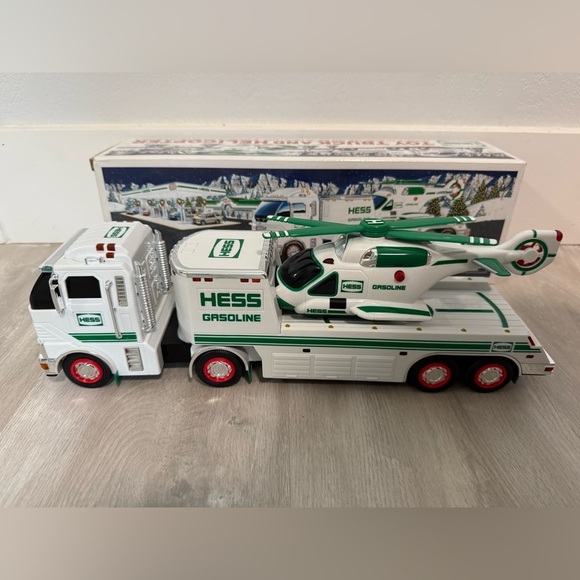 2006 HESS COLLECTIBLE TOY TRUCK AND HELICOPTER NEW IN BOX - Picture 3 of 7